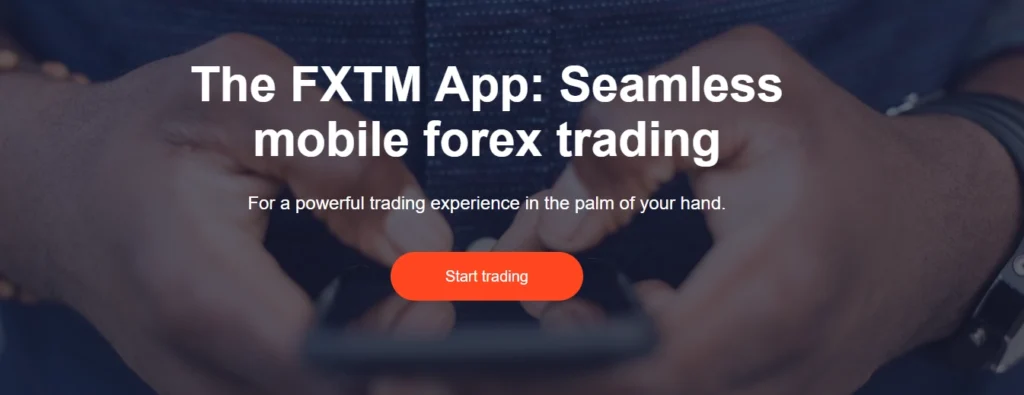 App FXTM Trader mostrando a variedade de tipos de conta disponíveis e ferramentas de análise técnica avançada no celular.