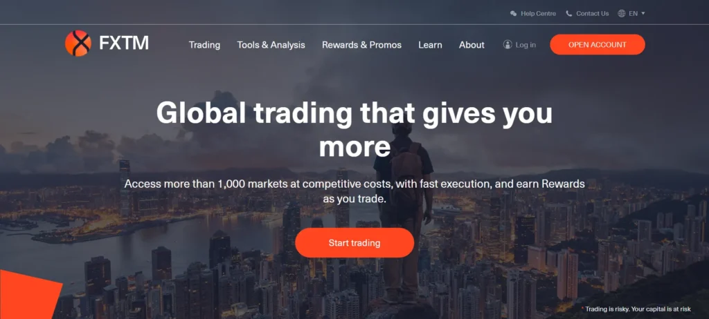 โลโก้โบรกเกอร์ FXTM พร้อมการออกแบบหน้าจอการเทรดที่สื่อถึงฟีเจอร์ Copy Trading และสื่อการเรียนรู้ที่ครบครัน